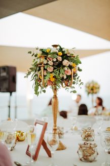 Elegant στολισμός τραπεζιών δεξίωσης με χρυσά κηροπήγια Elegant στολισμός τραπεζιών δεξίωσης με χρυσά κηροπήγια