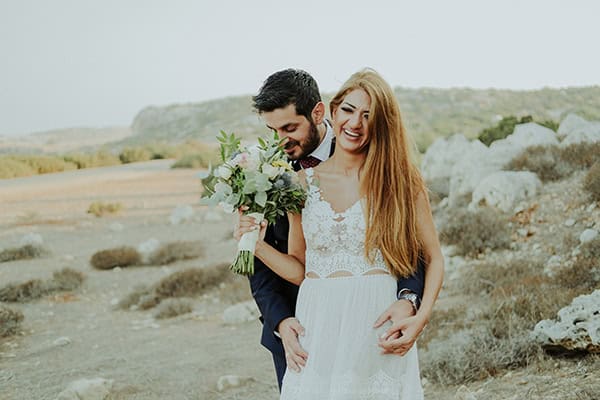 romantic-fall-wedding-roses-chrysanthemums-next-to-beach_32x