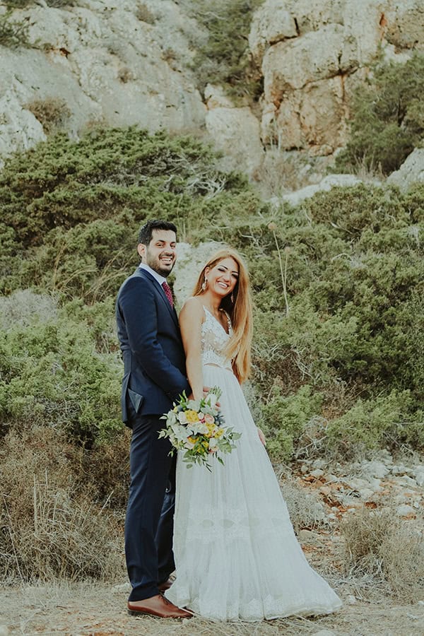 romantic-fall-wedding-roses-chrysanthemums-next-to-beach_34