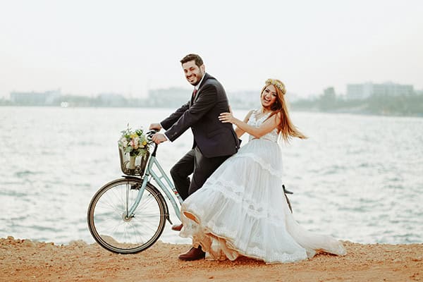 romantic-fall-wedding-roses-chrysanthemums-next-to-beach_35