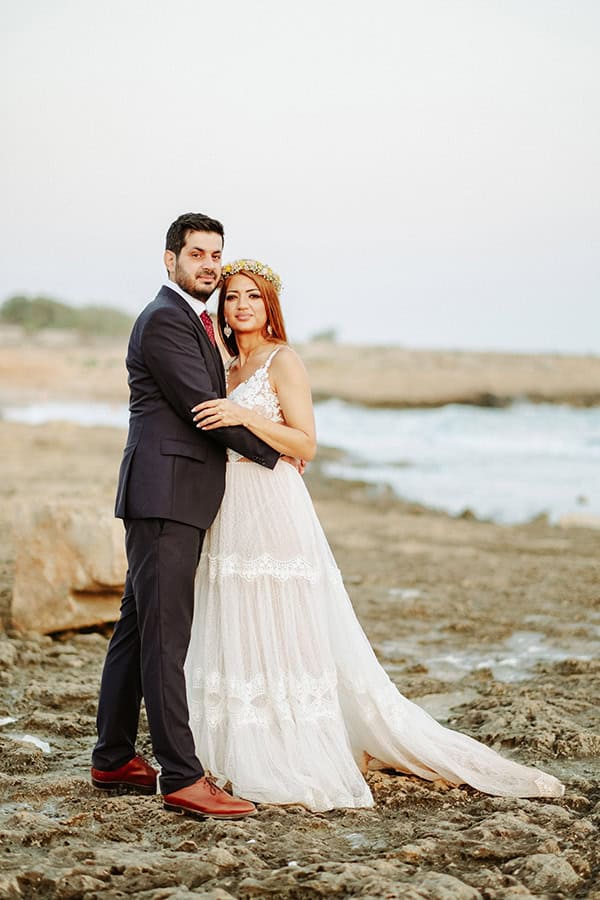 romantic-fall-wedding-roses-chrysanthemums-next-to-beach_36