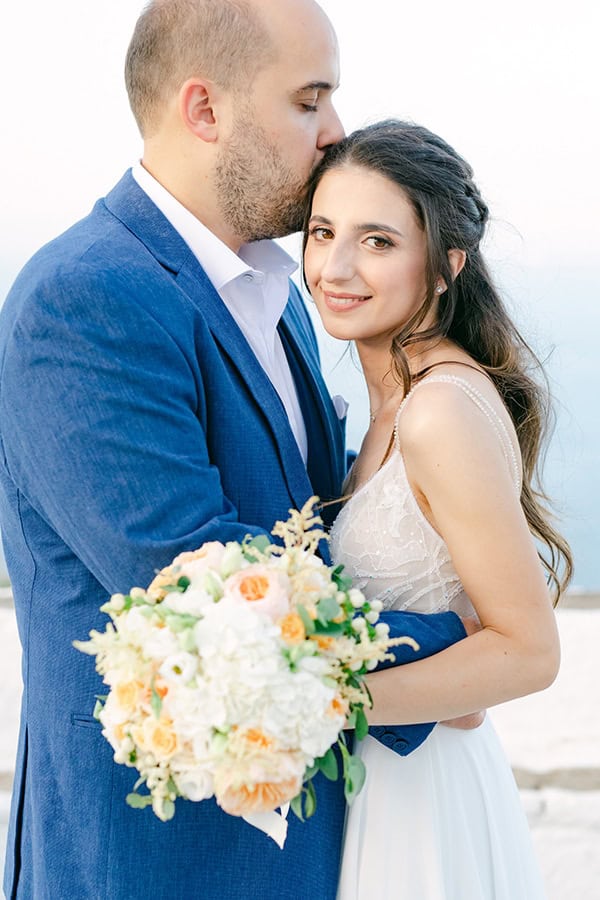 Νυφική ανθοδέσμη σε κοραλί και λευκό