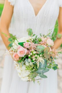 Υπέροχη νυφική ανθοδέσμη σε παστέλ αποχρώσεις Υπέροχη νυφική ανθοδέσμη σε παστέλ αποχρώσεις