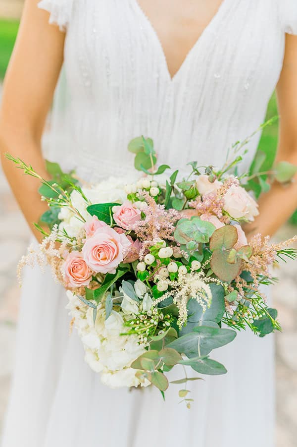 Υπέροχη νυφική ανθοδέσμη σε παστέλ αποχρώσεις