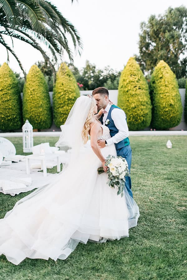 romantic-wedding-crete-white-roses-greenery_01