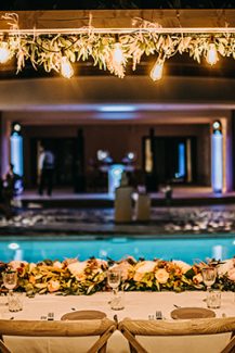 Rustic style γαμήλιο τραπέζι με ειδικό φωτισμό