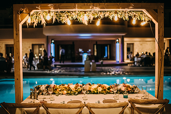 Rustic style γαμήλιο τραπέζι με ειδικό φωτισμό