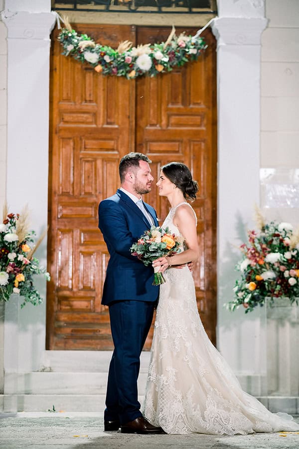 rustic-summer-wedding-corinthous-roses-dahlia-pampas-grass_02