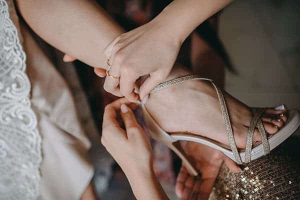 rustic-summer-wedding-corinthous-roses-dahlia-pampas-grass_09w