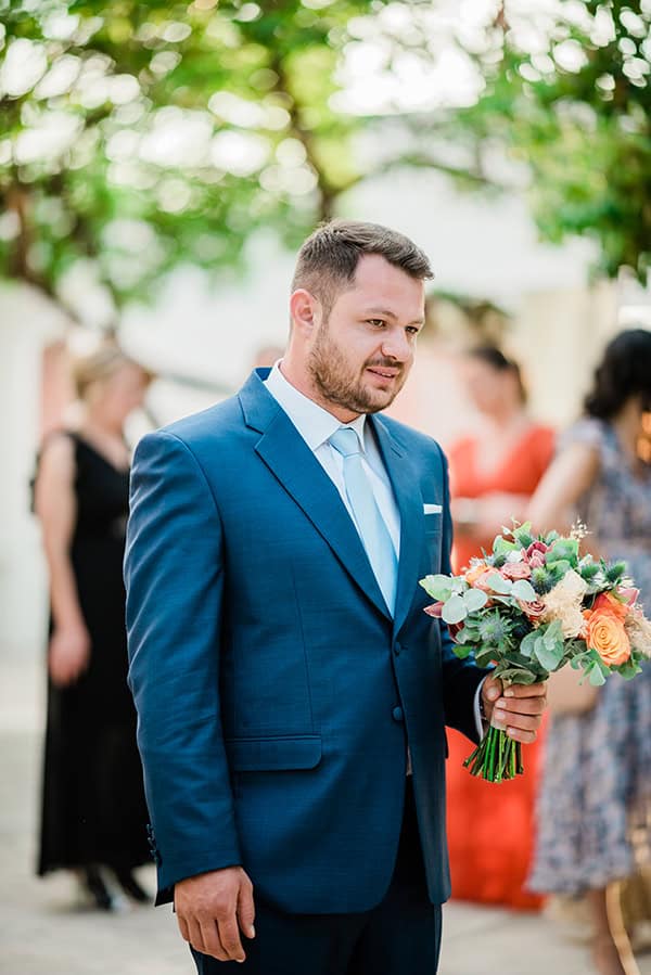 rustic-summer-wedding-corinthous-roses-dahlia-pampas-grass_13