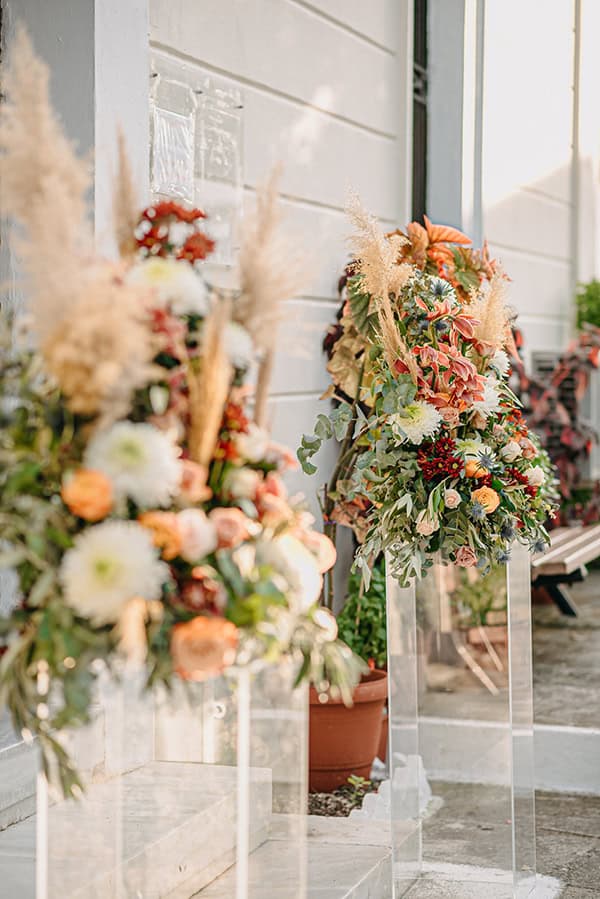 rustic-summer-wedding-corinthous-roses-dahlia-pampas-grass_17