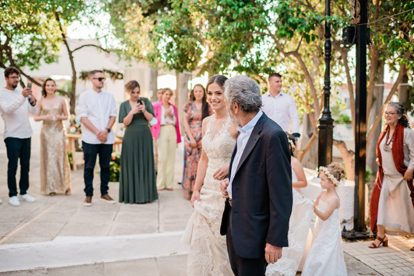 rustic-summer-wedding-corinthous-roses-dahlia-pampas-grass_22