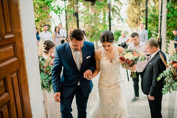 rustic-summer-wedding-corinthous-roses-dahlia-pampas-grass_23