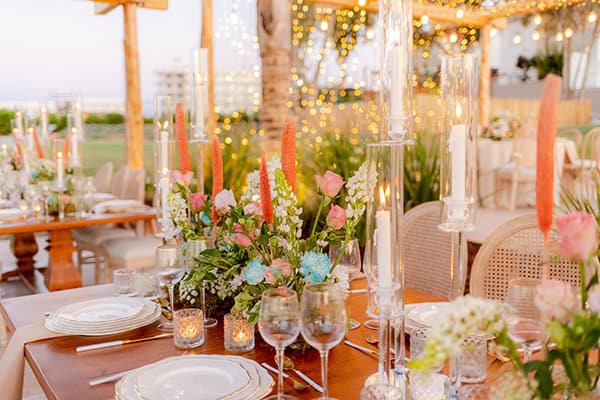 Καλοκαιρινό εξωτικό styled shoot με φόντο τα γαλανά νερά του Πρωταρά