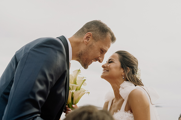 Nησιώτικος καλοκαιρινός γάμος στην Άνδρο με λευκές κάλλες και χρυσάνθεμα │ Χριστίνα & Γιάννης