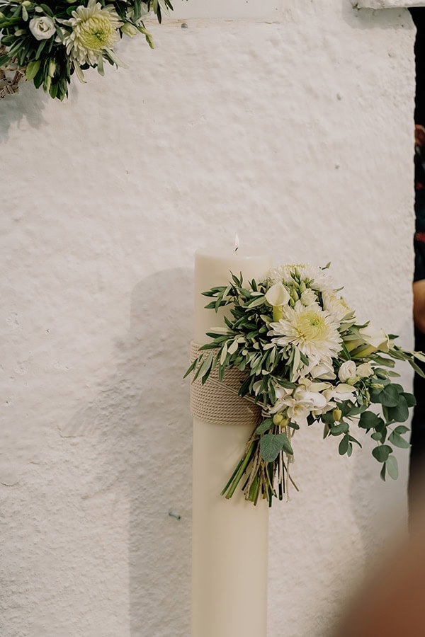 Υπέροχος στολισμός λαμπάδας σε λευκές αποχρώσεις