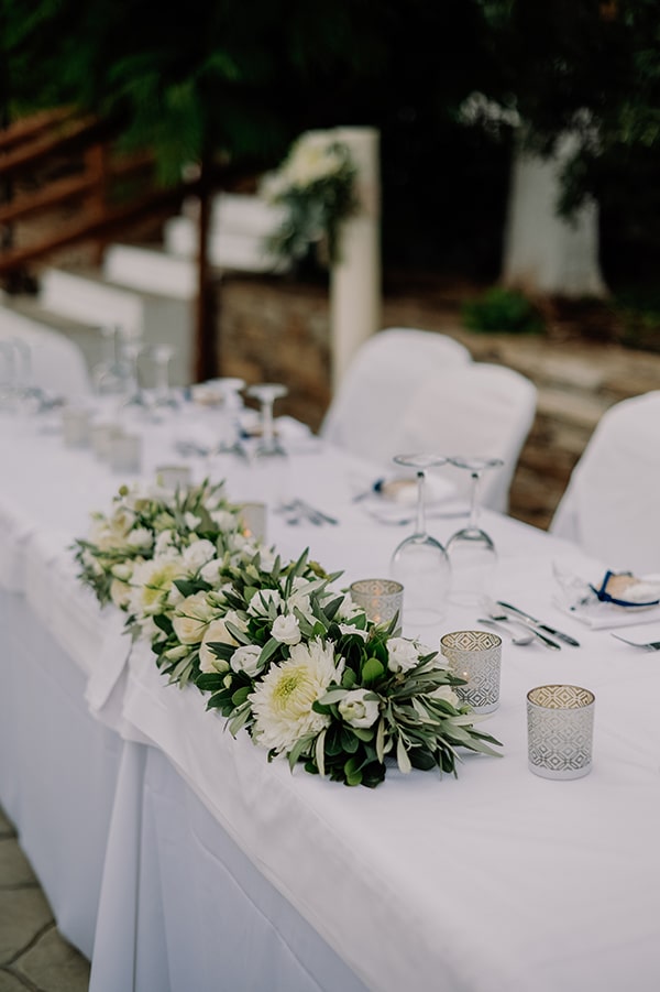 Στολισμός γαμήλιου τραπεζιού με γιρλάντα λουλουδιών