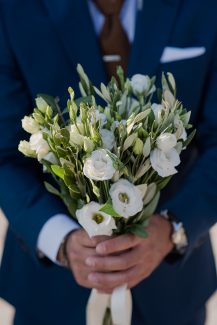 Πανέμορφη νυφική ανθοδέσμη με λευκά άνθη από λυσίανθο και φύλλα ελιάς Πανέμορφη νυφική ανθοδέσμη με λευκά άνθη από λυσίανθο και φύλλα ελιάς