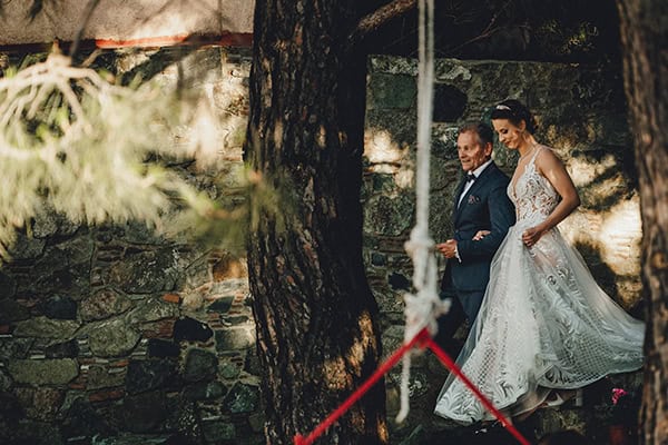 beautiful-summer-wedding-mountainous-cyprus-roses-lycianthus_17
