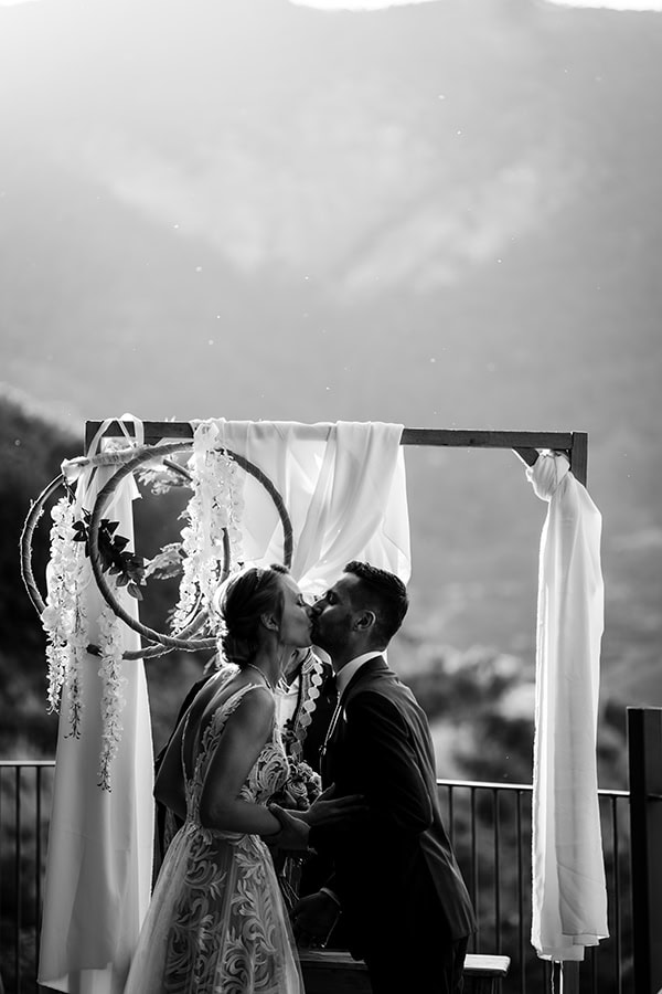 beautiful-summer-wedding-mountainous-cyprus-roses-lycianthus_21