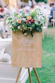 Στολισμός δεξίωσης εξωτερικού χώρου με ξύλινη πινακίδα καλωσορίσματος καλεσμένων Στολισμός δεξίωσης εξωτερικού χώρου με ξύλινη πινακίδα καλωσορίσματος καλεσμένων