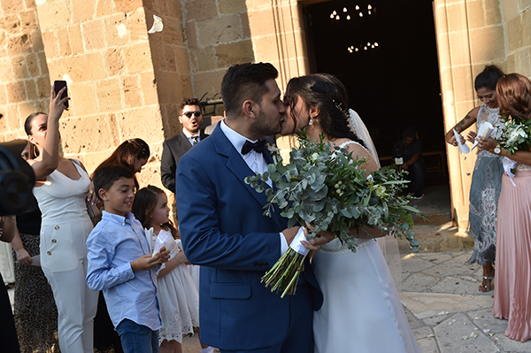 elegant-summer-wedding-nicosia-lush-flower-arrangements-romantic-touches_09