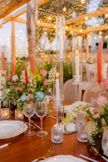 Φανταστικός στολισμός τραπεζιού δεξίωσης με μοναδικά λουλούδια σε έντονες εντυπωσιακές αποχρώσεις Φανταστικός στολισμός τραπεζιού δεξίωσης με μοναδικά λουλούδια σε έντονες εντυπωσιακές αποχρώσεις