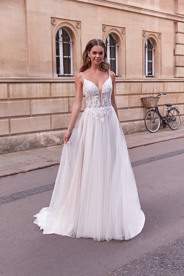 impressive-aetherial-bridal-creation-justin-alexander-modern-bride_15