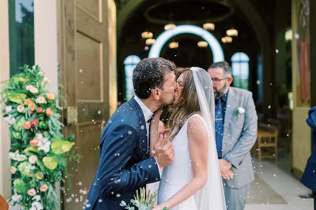 Εντυπωσιακός καλοκαιρινός γάμος στην Βουλιαγμένη με πλούσιες ανθοσυνθέσεις και ρομαντικά στοιχεία │ Τίνα και Πέτρος