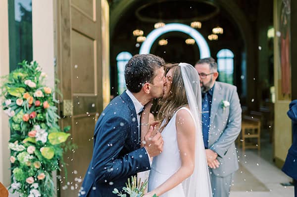 impressive-summer-wedding-vouliagmeni-lush-greenery-romantic-elements_30