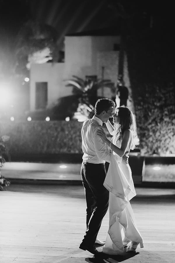 impressive-summer-wedding-vouliagmeni-lush-greenery-romantic-elements_38