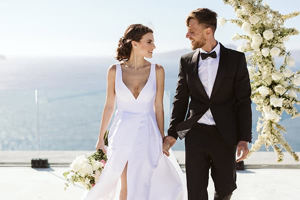 Μαγευτικό styled shoot στη Σαντορίνη με ρομαντικά τριαντάφυλλα σε λευκές – ροζ αποχρώσεις