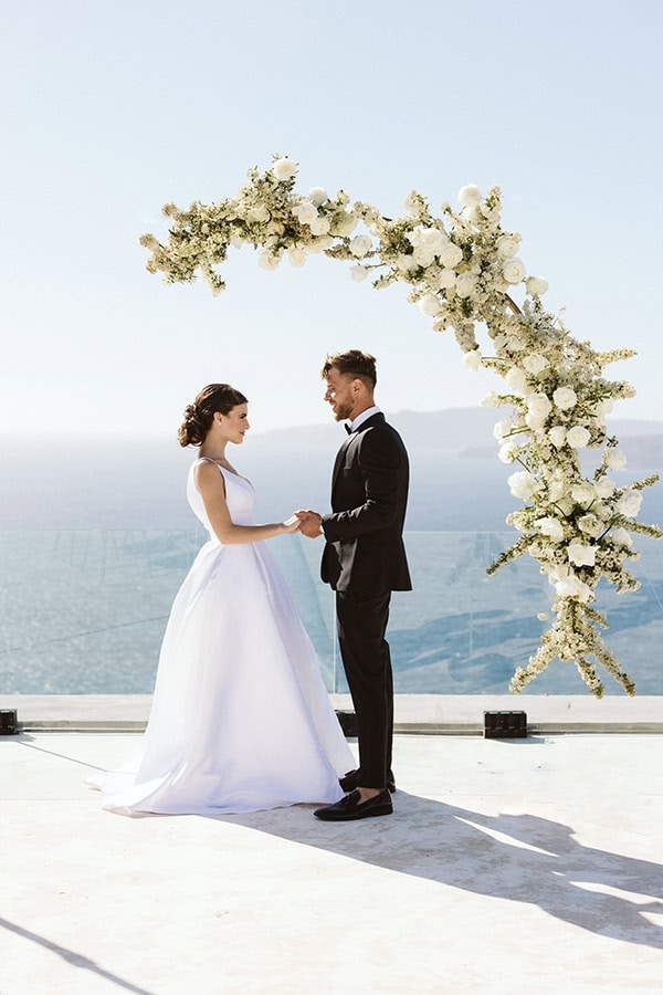 magnificent-styled-shoot-santorini-island-romantic-roses-white-pink-hues_09