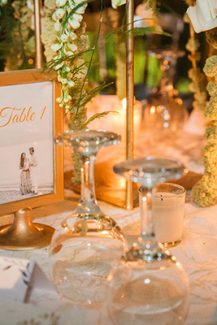 Αρίθμηση τραπεζιού σε elegant – χρυσό πλαίσιο με βάση