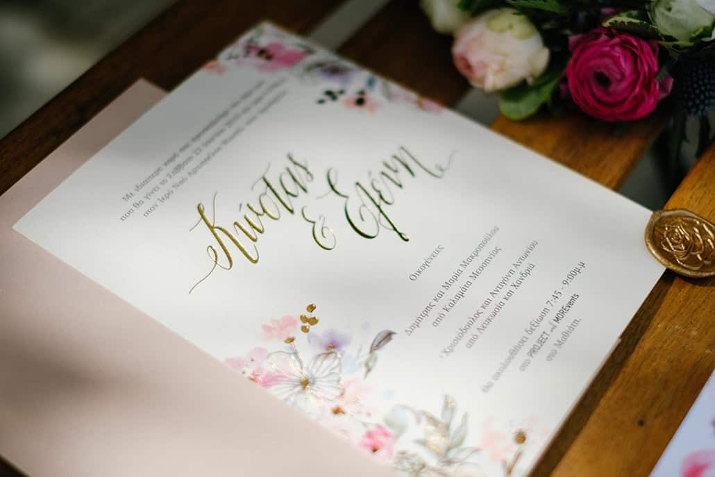 Φλοραλ προσκλητήρια γάμου με ρομαντικό στυλ