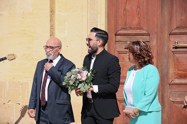 romantic-summer-wedding-nicosia-roses-lycianthus-pink-white-hues_19x