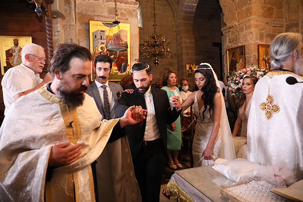 romantic-summer-wedding-nicosia-roses-lycianthus-pink-white-hues_28