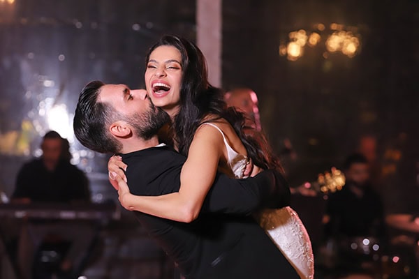 romantic-summer-wedding-nicosia-roses-lycianthus-pink-white-hues_35