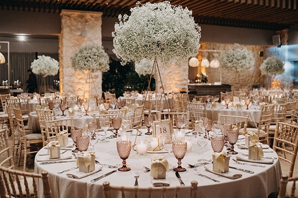 Πανέμορφος στολισμός δεξίωσης γάμου με λευκά λουλούδια