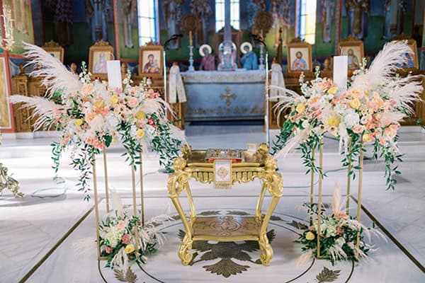 Στολισμός λαμπάδας γάμου με pampas grass για ένα ultra chic γάμο