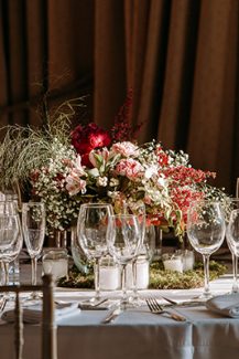 Χειμωνιάτικη διακόσμηση τραπεζιού δεξίωσης με παιώνιες και μίνι ορχιδέες στα χρώματα του κόκκινου – λευκού και πράσινου Χειμωνιάτικη διακόσμηση τραπεζιού δεξίωσης με παιώνιες και μίνι ορχιδέες στα χρώματα του κόκκινου – λευκού και πράσινου