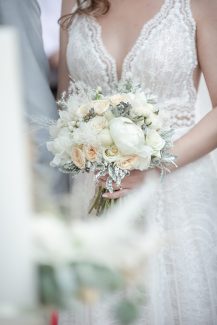 Υπέροχο νυφικό μπουκέτο σε ρομαντικό στυλ με λευκές παιώνιες, τριαντάφυλλα και ευκάλυπτο