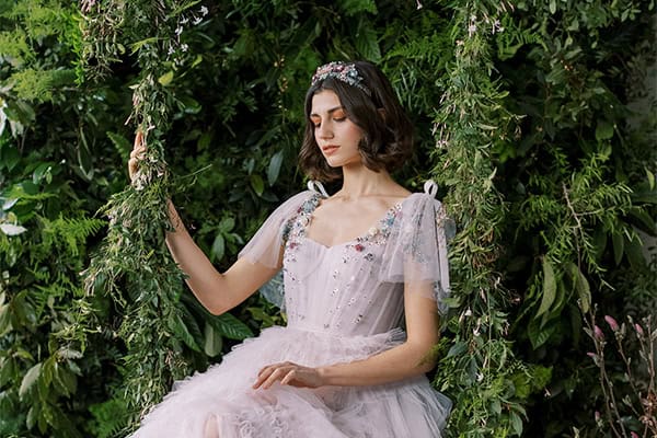 Εντυπωσιακές νυφικές στέκες και τιάρες για μια utterly romantic νυφική εμφάνιση