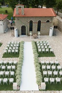 Εντυπωσιακός στολισμός εξωτερικού χώρου εκκλησίας με πλούσιες συνθέσεις γυψοφίλης