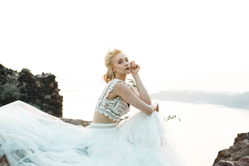 Μαγευτικό style shoot με φόντο τις φυσικές ομορφιές της Σαντορίνης