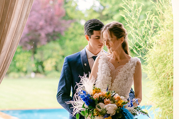 Μοντέρνο styled shoot με εντυπωσιακές συνθέσεις από ορχιδέες, τριαντάφυλλα, φρέζιες σε έντονες αποχρώσεις του μπλε