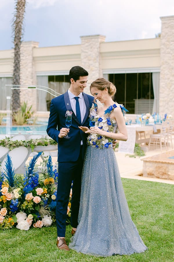 modern-styled-shoot-impressive-arrangements-orchids-roses-freesias-vivid-hues-blue_02x