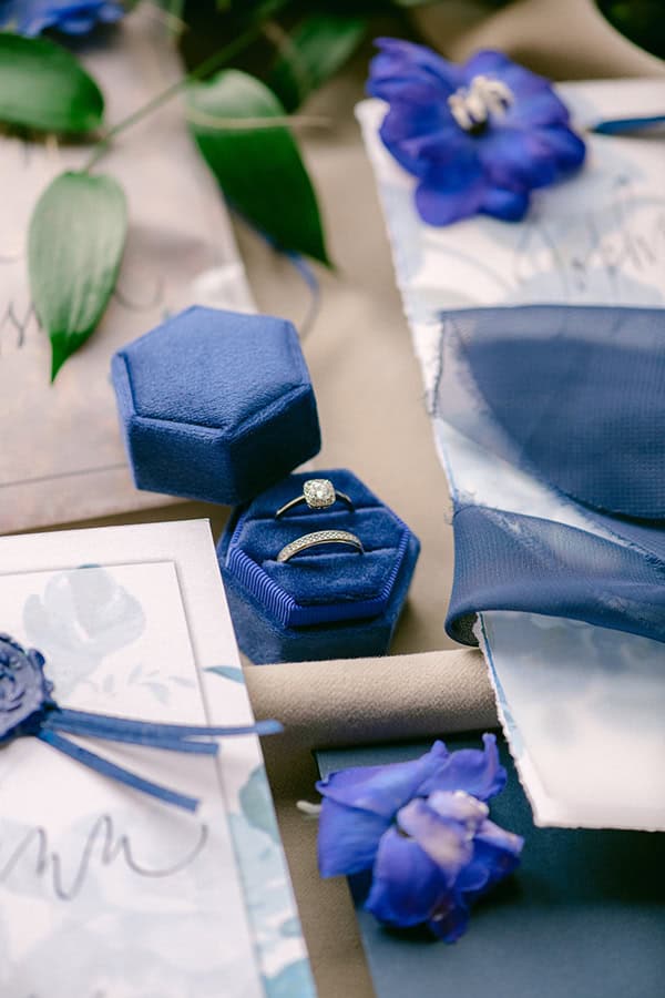 modern-styled-shoot-impressive-arrangements-orchids-roses-freesias-vivid-hues-blue_07z