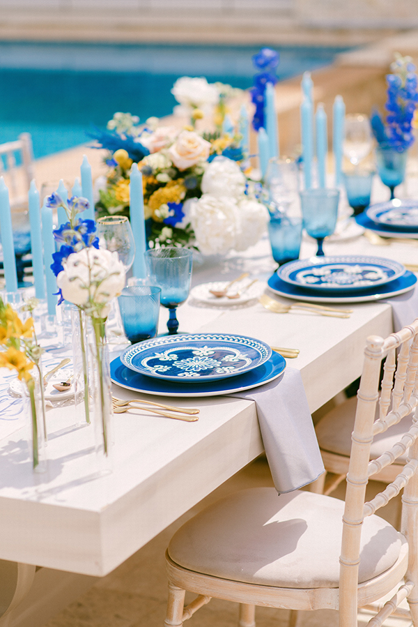 modern-styled-shoot-impressive-arrangements-orchids-roses-freesias-vivid-hues-blue_08