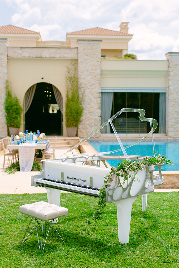 modern-styled-shoot-impressive-arrangements-orchids-roses-freesias-vivid-hues-blue_14